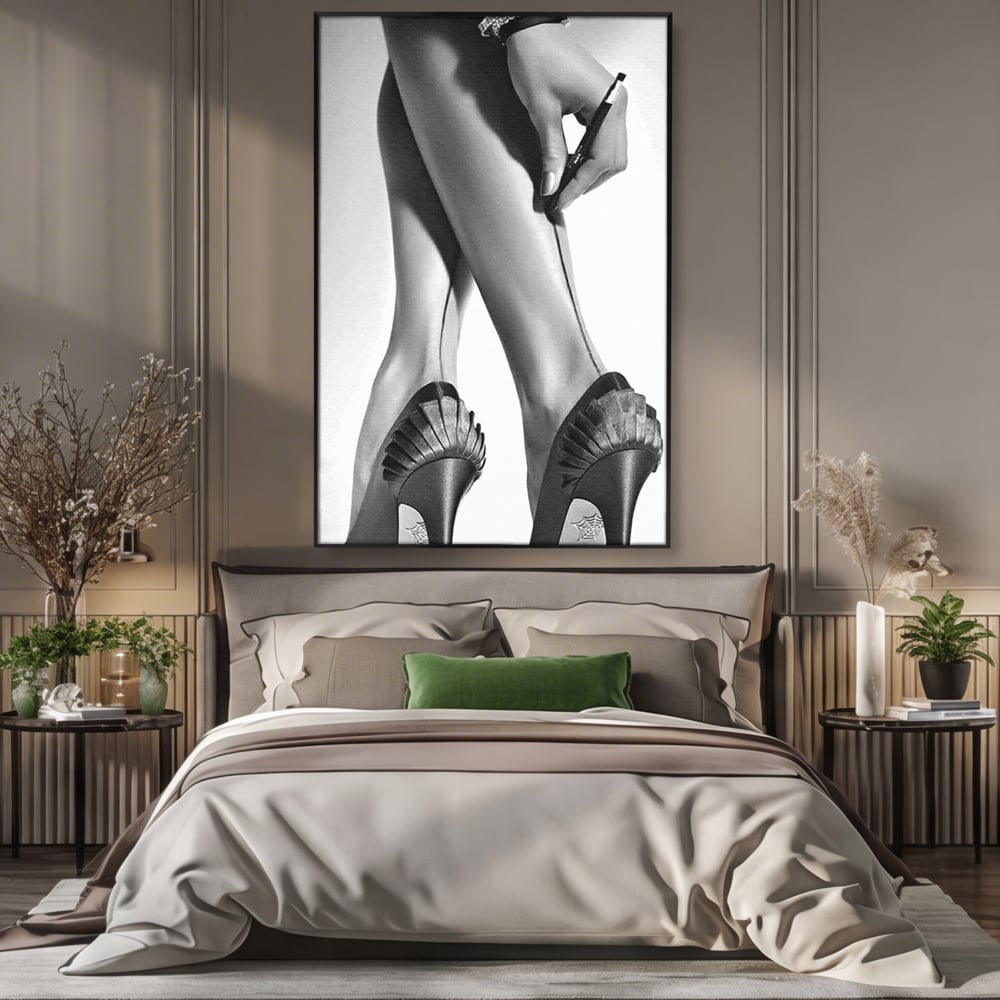 Tablou canvas cu tablou alb-negru picioare dama si pantofi cu toc, in rama de aluminiu negru, pe perete intr-un dormitor